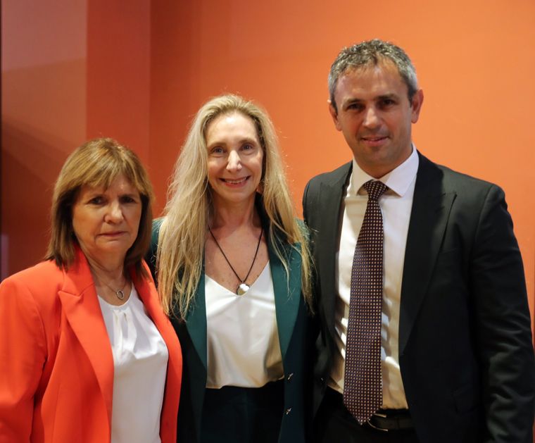 Patricia Bullrich y Martín Menem, las espadas de Karina Milei en el Congreso para librar la batalla en las sesiones extraordinarias. Patricia Bullrich y Martín Menem, las espadas de Karina Milei en el Congreso para librar la batalla en las sesiones extraordinarias.