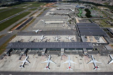 Negada a perder su vuelo, va a la pista y obliga al avión a detenerse