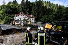 Bomberos salieron al rescate y a reparar los daños por las inundaciones en Schuld, Alemania. Foto: EPA