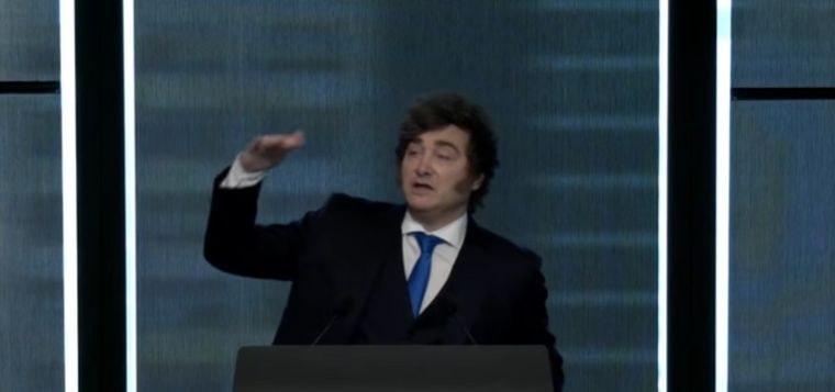 El presidente Milei hablando en el Argentina Week de Nueva York, donde disparó munición gruesa con los "empresarios prebendarios". El presidente Milei hablando en el Argentina Week de Nueva York, donde disparó munición gruesa con los "empresarios prebendarios".