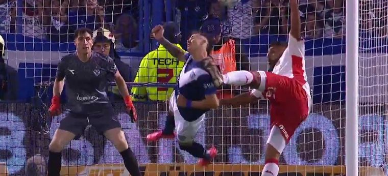 El delantero impactó contra el defensor del Fortín. Foto: Captura