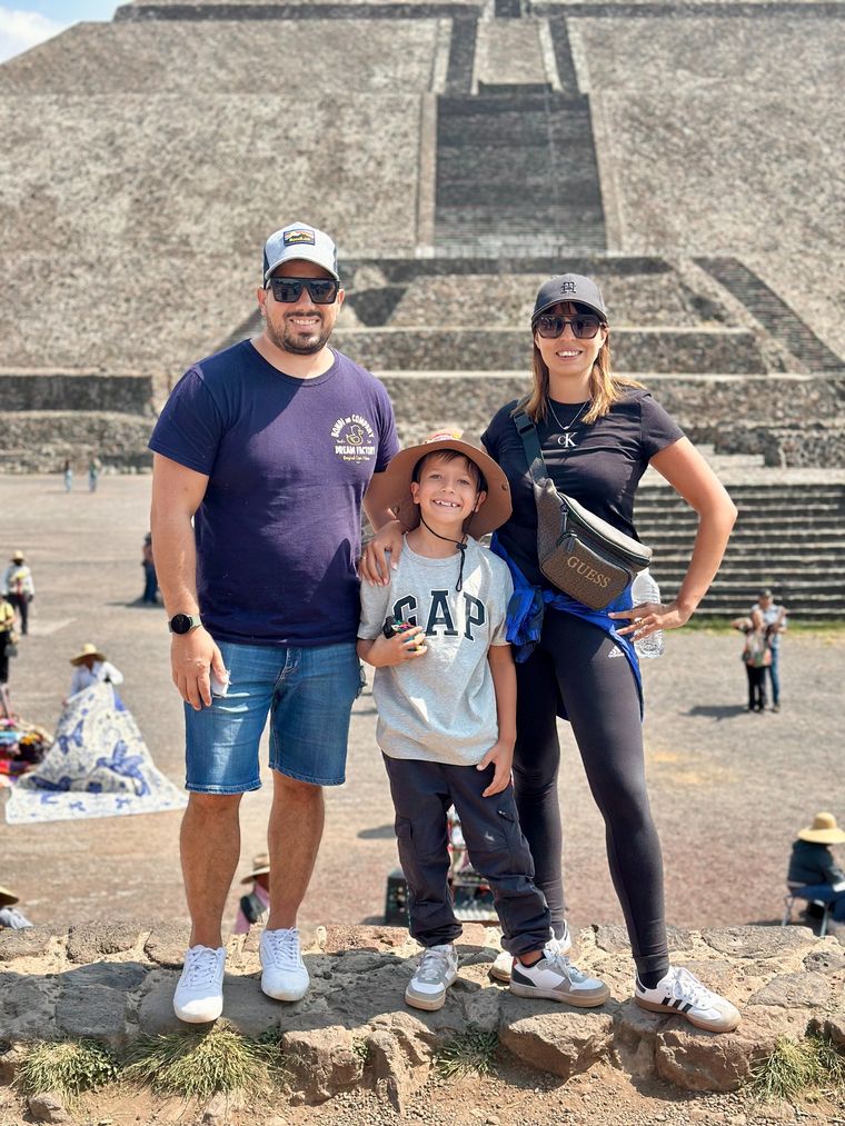 Gonzalo y Laura junto a su hijo Milo. Unas de las muchas parejas mendocinas que decidieron tener un solo hijo. Gonzalo y Laura junto a su hijo Milo. Unas de las muchas parejas mendocinas que decidieron tener un solo hijo.