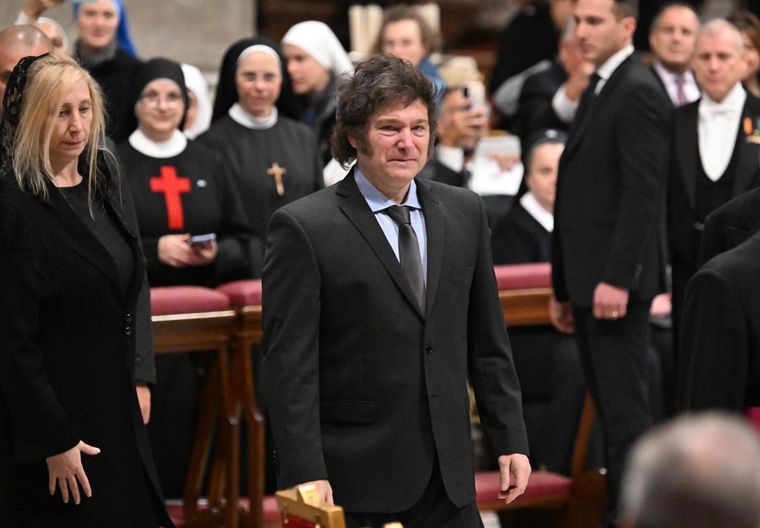 Javier Milei, emocionado junto a su hermana durante la visita a Francisco Foto: EFE