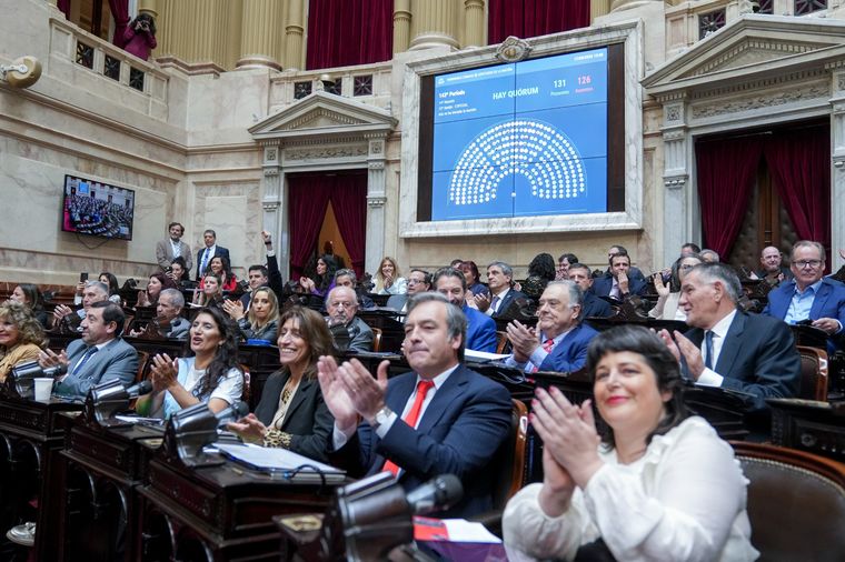 La oposición celebra el quórum en Diputados para debatir los vetos de Javier Milei.