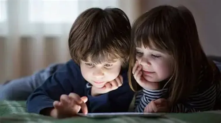 Educar el uso de las pantallas es una tarea adulta. Educar el uso de las pantallas es una tarea adulta.