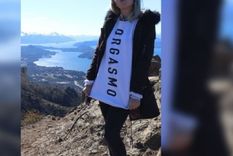 Chechu, la protagonista del video, posa antes de pasar a la acción en un reconocido lugar turístico