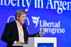 El ministro de Economía Luis Caputo por ahora sonríe ante el superávit fiscal primario y financiero obteniendo, pero sigue bajo la atenta mirada de Javier Milei. Foto: Noticias Argentinas