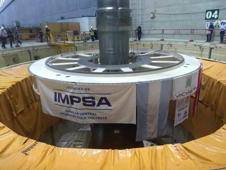 La monumental turbina que se descargó en la central Yacyretá Foto: Impsa