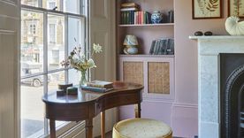 Devolver vida a los muebles tapizados es posible hacerlo desde casa y sin comprar otro que lo reemplace. Crédito de la imagen: Future.