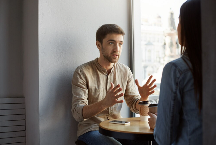 Mirar a la derecha puede significar mucho más de lo que crees. Foto: Freepik