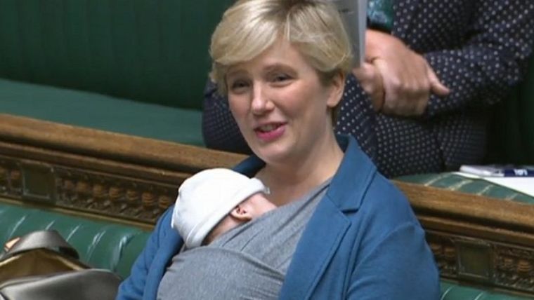 Stella Creasy en la Cámara de los Comunes con su hijo en septiembre pasado. Foto: PA MEDIA