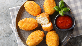 La receta original de croquetas surgió en Francia, pero se popularizó ampliamente en la cocina española. La receta original de croquetas surgió en Francia, pero se popularizó ampliamente en la cocina española.