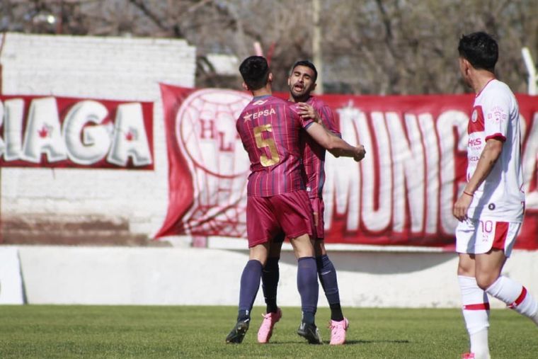 Celebran los jugadores de Guillermo Brown uno de los cuatro tantos en el estadio de Huracán Las Heras.