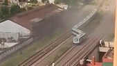 Tres formaciones del tren Sarmiento descarrilaron a 300 metros de la estación de Liniers. Tres formaciones del tren Sarmiento descarrilaron a 300 metros de la estación de Liniers.