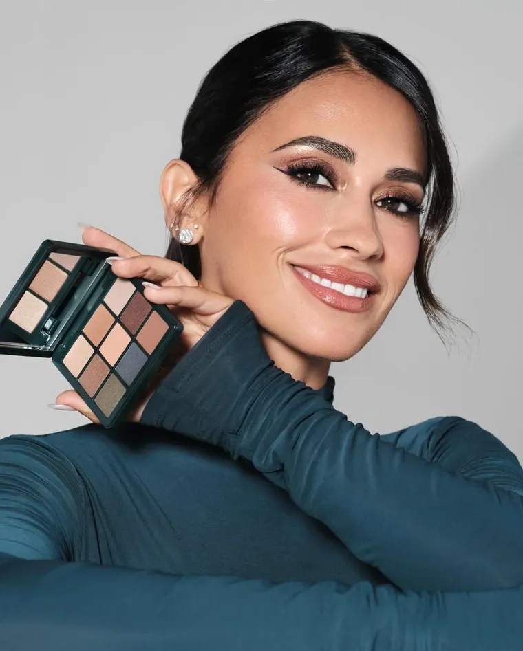 Silueta sirena, pony tail tirante y maquillaje en tonos chocolate. Silueta sirena, pony tail tirante y maquillaje en tonos chocolate.