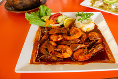 Aunque parezca una receta moderna, sus bases provienen de preparaciones prehispánicas donde los chiles secos ya se utilizaban para crear salsas intensas y aromáticas.