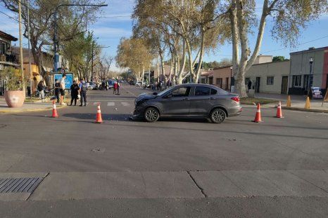 Así quedó el Fiat Cronos que chocó contra el motociclista en Godoy Cruz.&nbsp;