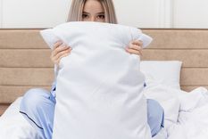 La almohada quedará impecable con esta limpieza. Fuente: Freepik.