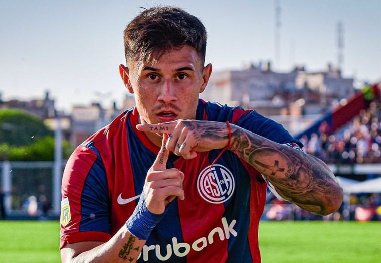 El delantero está en el radar de Boca. Foto: @adambareiro