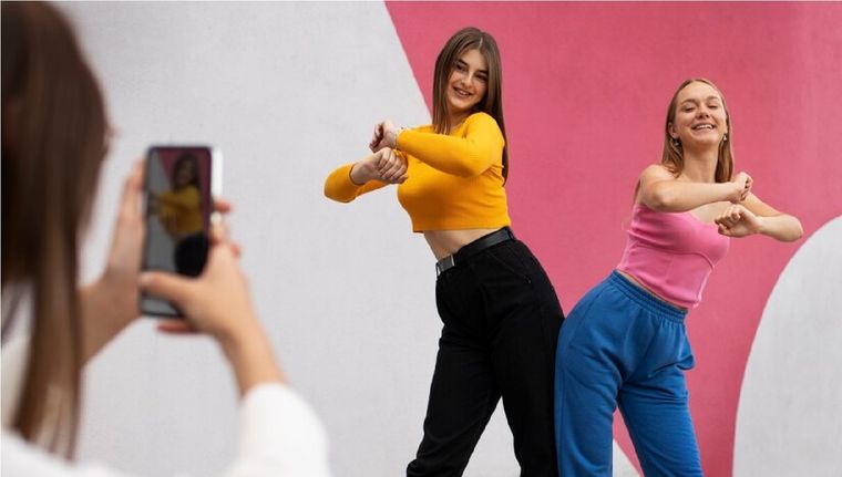 TikTok y sus videos cortos tienen un enorme éxito en todo el mundo. Foto: Freepik