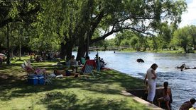 Almafuerte es un pueblo cordobés que conjuga naturaleza, historia y sabores en un entorno privilegiado a orillas del lago Piedras Moras.