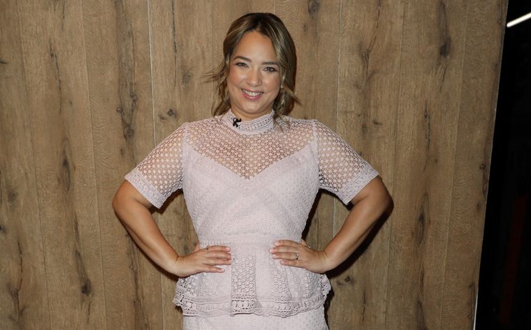 Las zapatillas funcionan como un acento que completa el estilo casual de Adamari López. Foto: Revista Fama