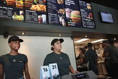 se hizo viral: trabaja en mcdonalds y mostro como limpian las planchas