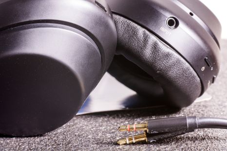 Los auriculares con cables regresan al centro de la escena tecnológica gracias a su fidelidad sonora y estilo retro. Los auriculares con cables regresan al centro de la escena tecnológica gracias a su fidelidad sonora y estilo retro.