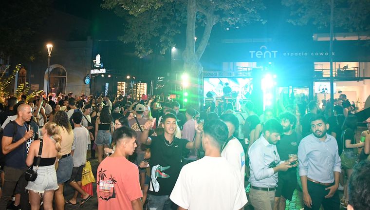 Intenso movimiento en la Arístides en el festejo del sexto aniversario de la remodelación Foto: Santiago Tagua/MDZ