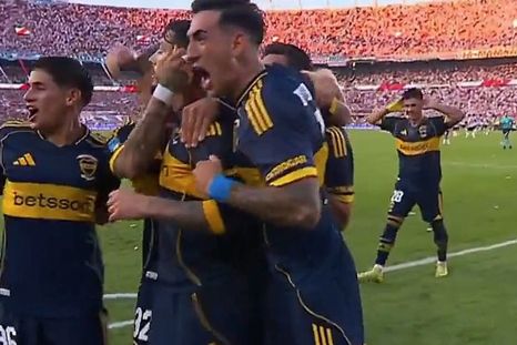 Adam Bareiro y un picante festejo tras el 1-0 de Boca en el Superclásico. Adam Bareiro y un picante festejo tras el 1-0 de Boca en el Superclásico.