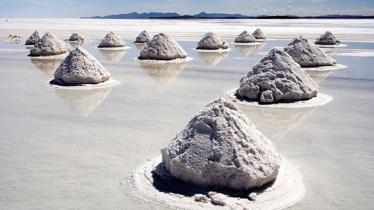 Pilas de minerales en el salar de Uyuni, Bolivia.
