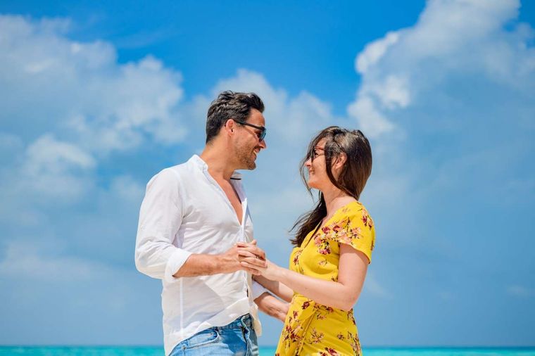 Mono si estás en una relación puedes revincularte, acercarte más a tu pareja, pasa momentos amorosos con ella. Foto: Unsplash.