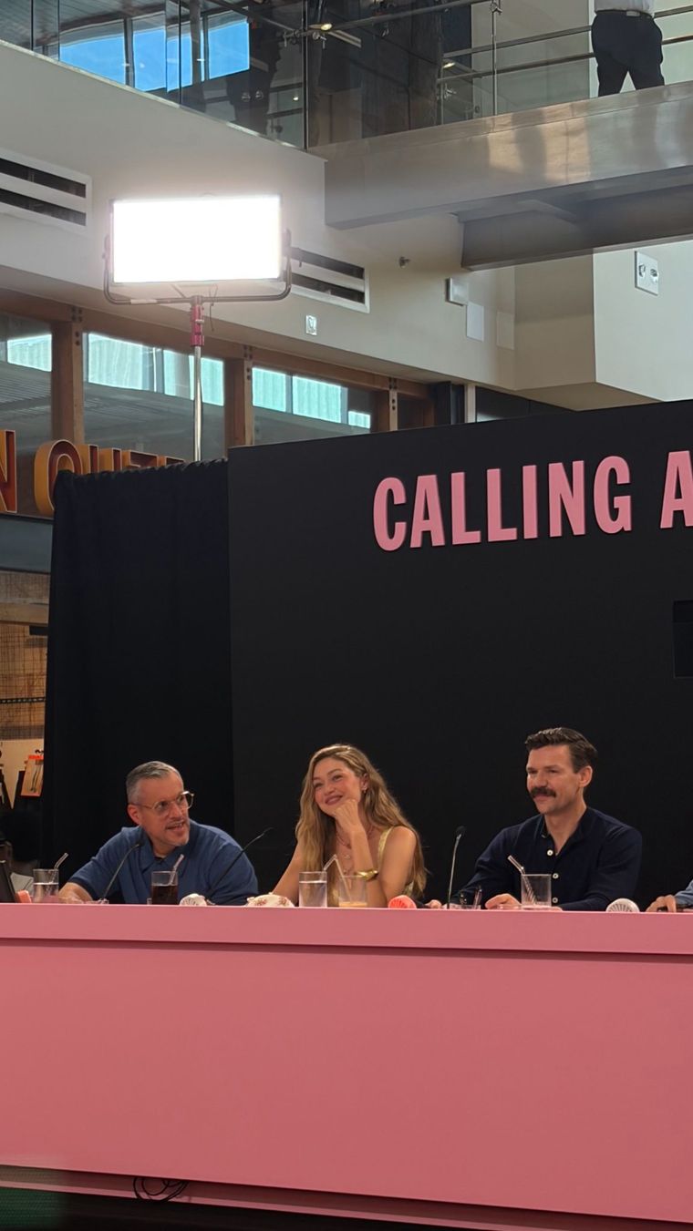 Parte del jurado estelar encargado de seleccionar las nuevas narrativas y perfiles para el Victoria's Secret Fashion Show 2026. Parte del jurado estelar encargado de seleccionar las nuevas narrativas y perfiles para el Victoria's Secret Fashion Show 2026.