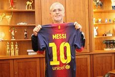 Gerd Müller con la camiseta que le regaló Messi hace unos años Foto: publicada en El País