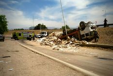 espectacular vuelco de un camion en acceso sur: ¿se quedo sin frenos?