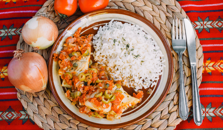 La receta de pescado a la veracruzana es una de las primeras de la cocina mexicana en fusionar ingredientes espa&ntilde;oles, como aceitunas y alcaparras, con productos locales como el jitomate.