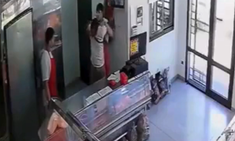 Dos carniceros de Rosario lograro reducir al ladrón que terminó huyendo sin sus pertenencias.