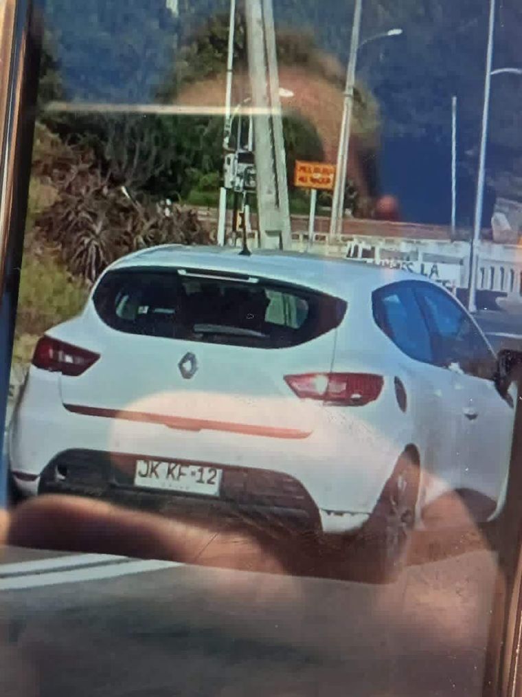 El auto en el que huyeron los delincuentes El auto en el que huyeron los delincuentes