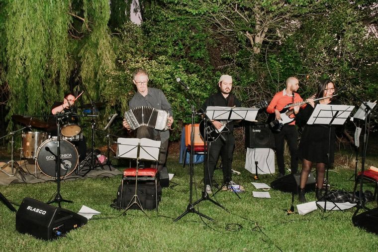 El quinteto Piazzollazzo será una de las bandas que estará en el Teatro Plaza. Foto: Gentileza Agencia Tuma Prensa