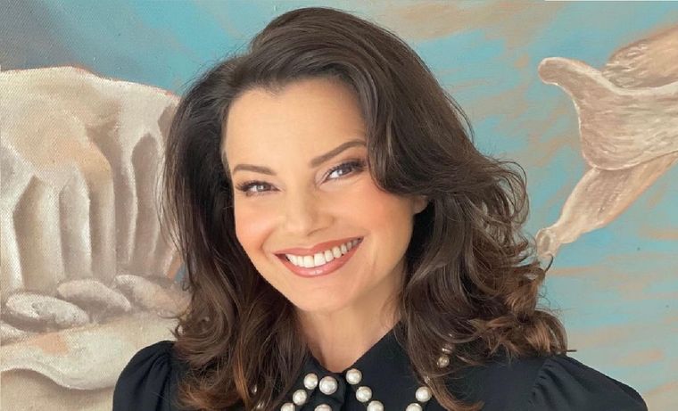 Fran Drescher demuestra que las perlas nunca pasan de moda, siempre suman un toque elegante a tu look. Foto: Instagram