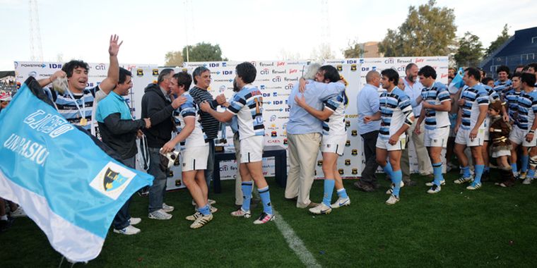 Los Clavos cantaron y bailaron en el vestuario. Foto: Nacho Gaffuri / MDZ