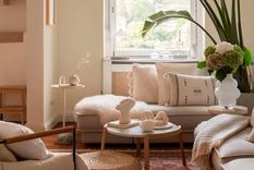 Hoy los colores neutros cálidos están superando a los grises fríos como los colores más buscados para espacios relajados y habitables. Foto: Living room in Lick White 05 - Foto: @homeinheidelberg