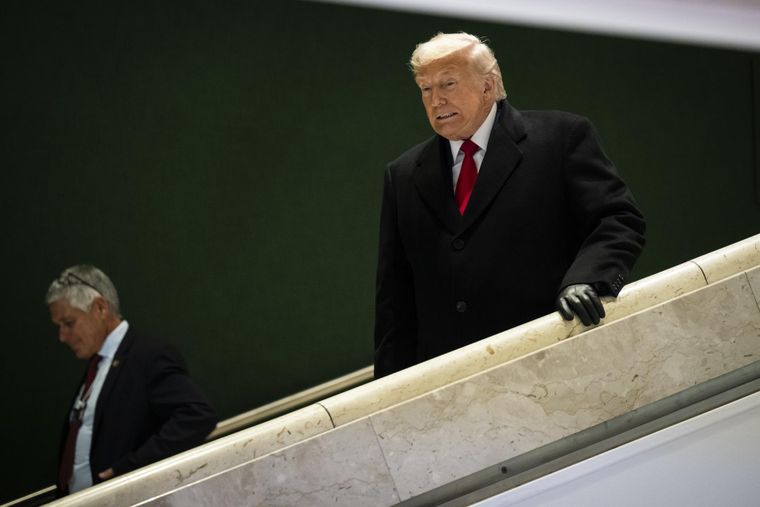 Donald Trump abandonando el Foro de Davos tras su primer día en el encuentro.