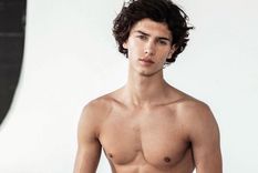 En una producción sin camisa, más jugada para un miembro de la realeza como él. Foto: Instagram