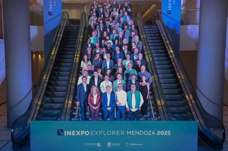 Cornejo junto a los representantes de las empresas compradoras que participarán de Vinexpo Explorer.