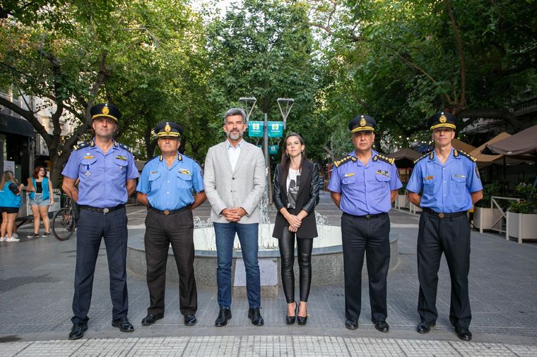 Mercedes Rus y Ulpiano Suarez junto a la nueva cúpula policial Foto: X @ulpianosuarez