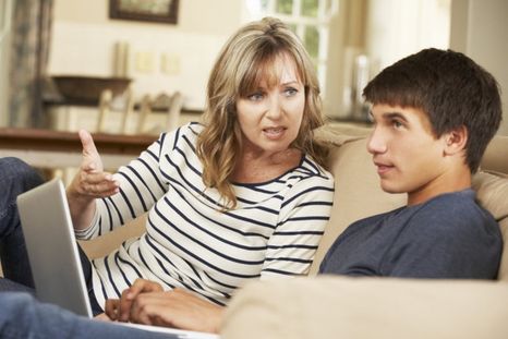 Entre de la culpa frente a los límites y el fracaso si no los ponen. Vagan en un limbo intentando agradar a sus hijos. Entre de la culpa frente a los límites y el fracaso si no los ponen. Vagan en un limbo intentando agradar a sus hijos.