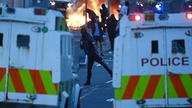 Jóvenes enmascarados tienen tres días protagonizado violentos enfrentamientos con la policía en Irlanda del Norte. Jóvenes enmascarados tienen tres días protagonizado violentos enfrentamientos con la policía en Irlanda del Norte.