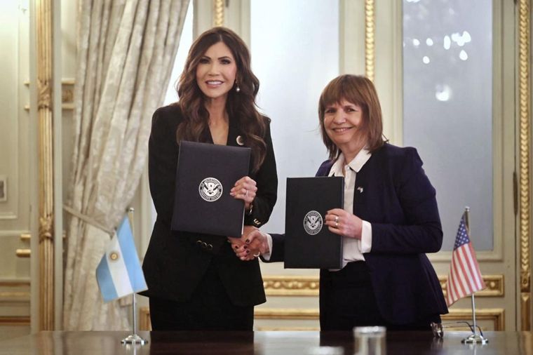 La ministra de Seguridad, Patricia Bullrich, y su par estadounidense, Kristi Noem, acordaron profundizar las relaciones bilaterales entre ambos países en materia de seguridad. La ministra de Seguridad, Patricia Bullrich, y su par estadounidense, Kristi Noem, acordaron profundizar las relaciones bilaterales entre ambos países en materia de seguridad.
