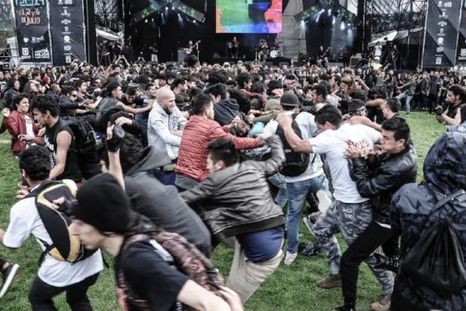 Quizá las religiones y la música tengan razón en pedir pasión a sus seguidores Quizá las religiones y la música tengan razón en pedir pasión a sus seguidores